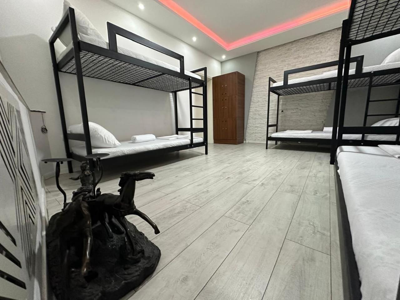 Shesh Hostel Pristina Extérieur photo