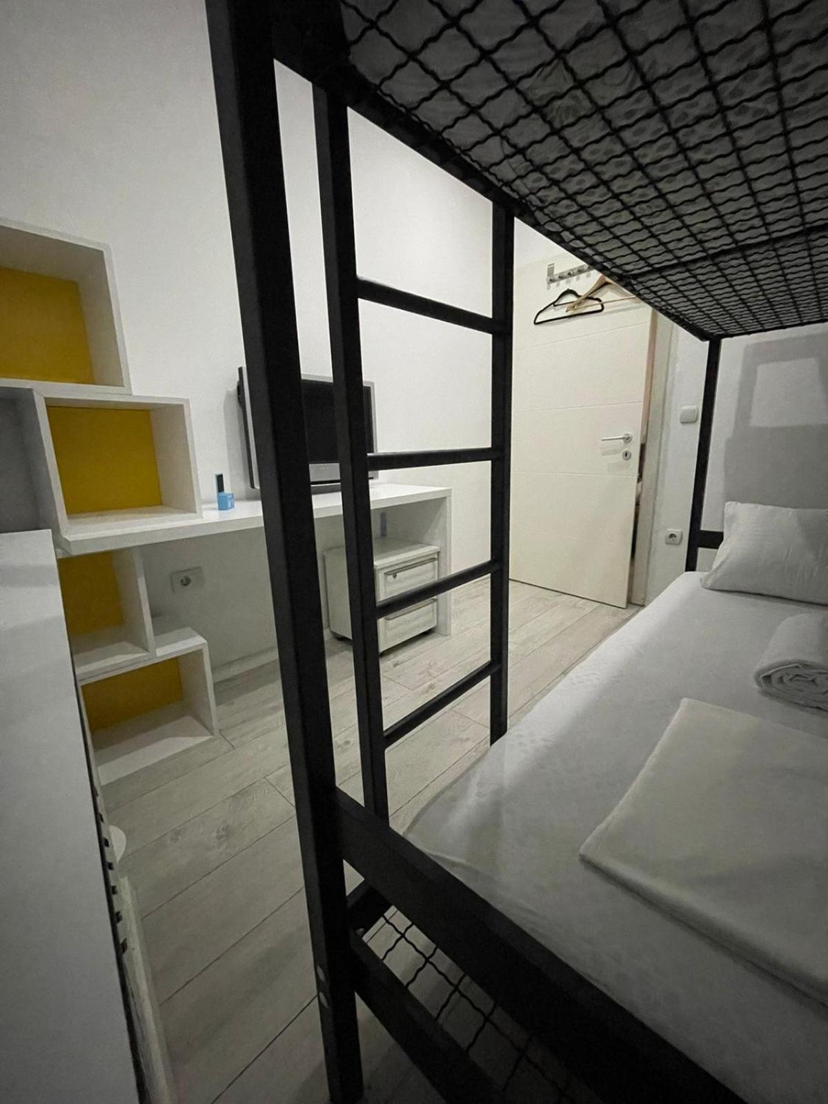 Shesh Hostel Pristina Extérieur photo