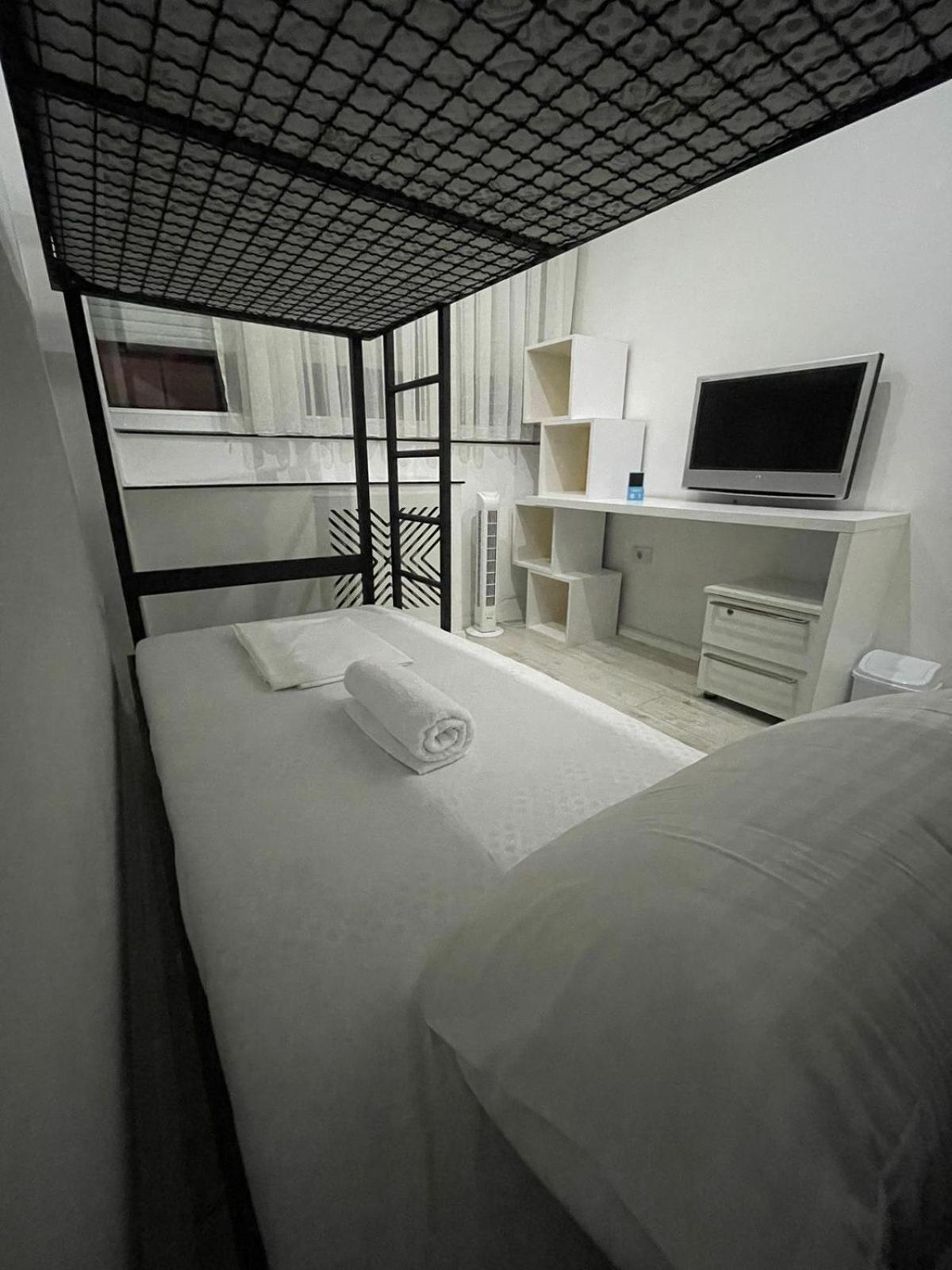 Shesh Hostel Pristina Extérieur photo